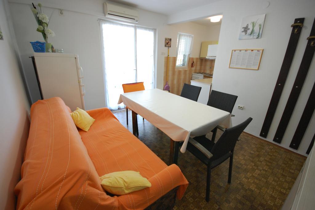 Apartments Jakobi By El-Pi Tours Njivice Exterior photo