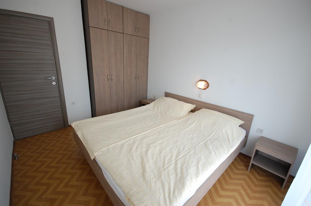 Apartments Jakobi By El-Pi Tours Njivice Exterior photo
